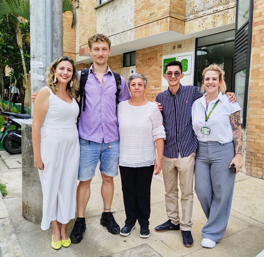 El estudiante y voluntario de origen alemán, Levin Seidinger junto a miembros de la oficina de Relaciones Exteriores UIS y Bienestar Estudiantil