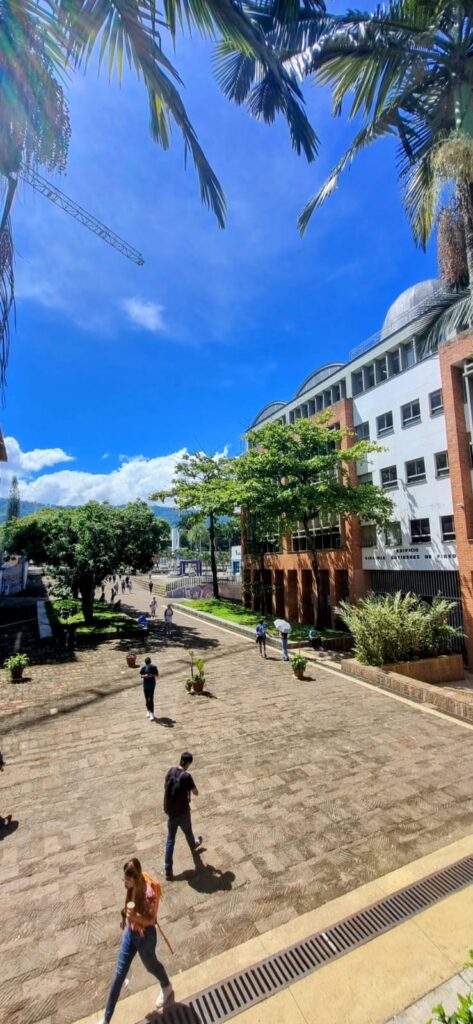 Estudiantes UIS caminando por espacios de la Universidad