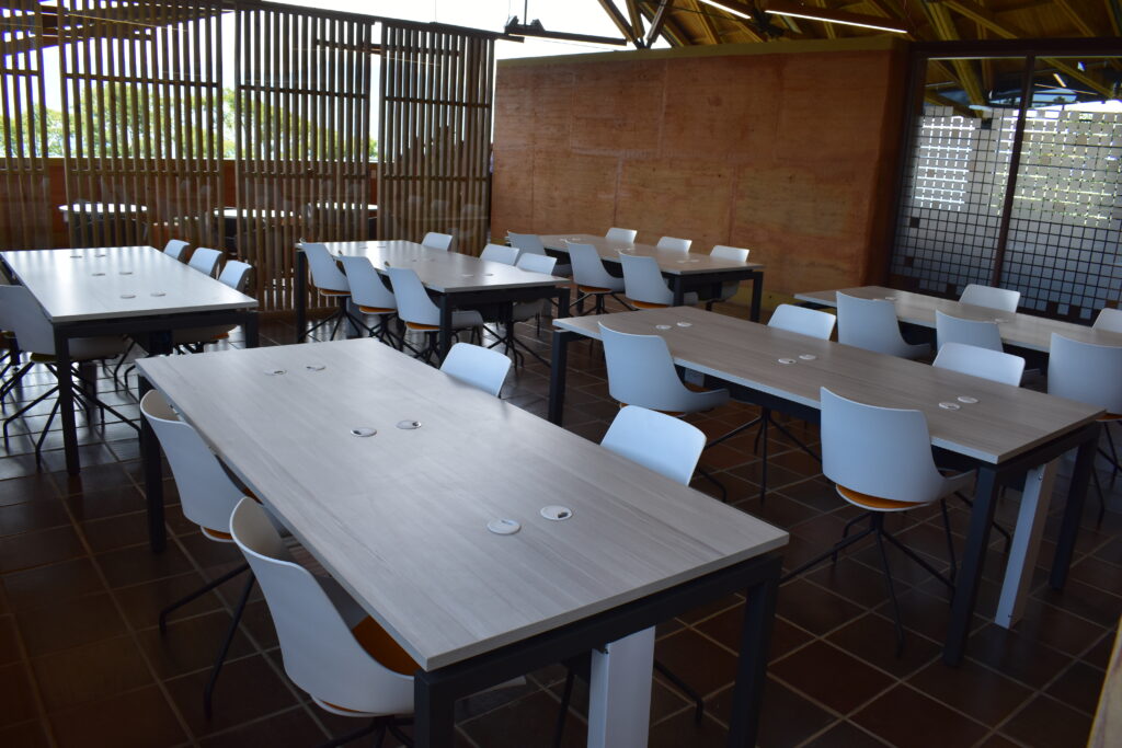 Mesas de estudio en medio de un ambiente tranquilo.