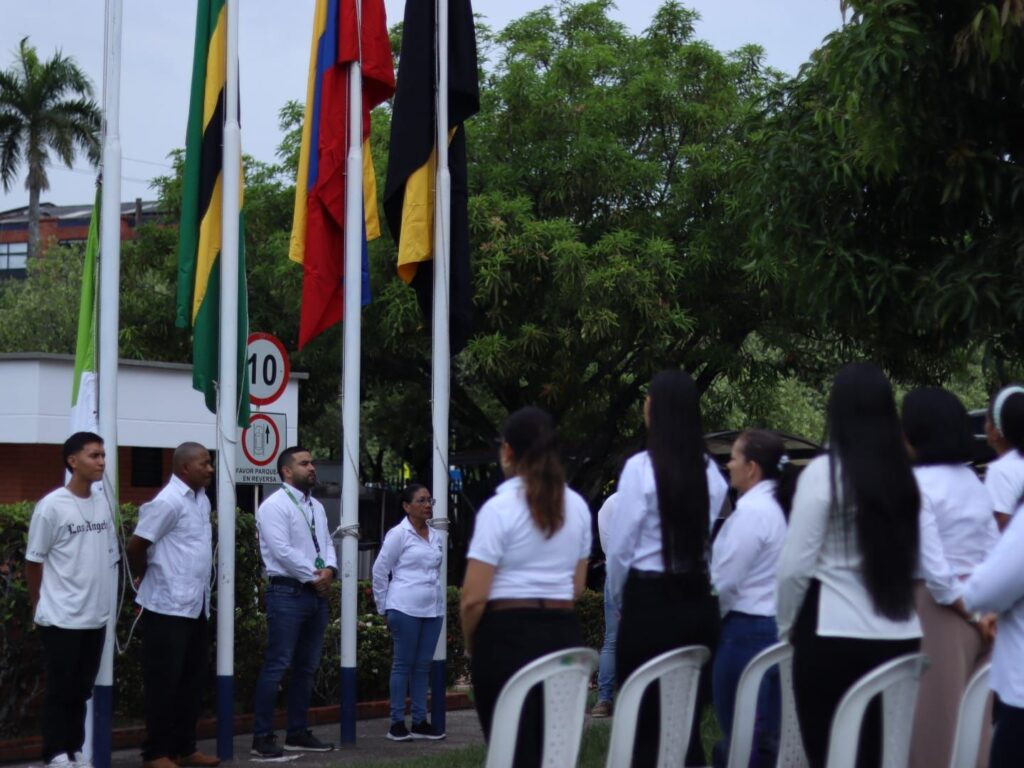 Image of attendees at the flag raising in Barrancabermeja.