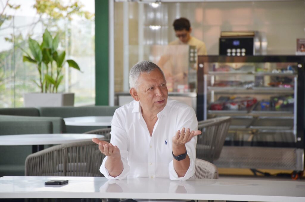 Rector Hernán POrras en la Cafetería de Bienestar POS