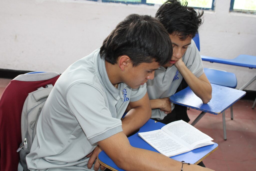 Articulación Sede UIS Málaga y colegio industrial en el programa de lectura 