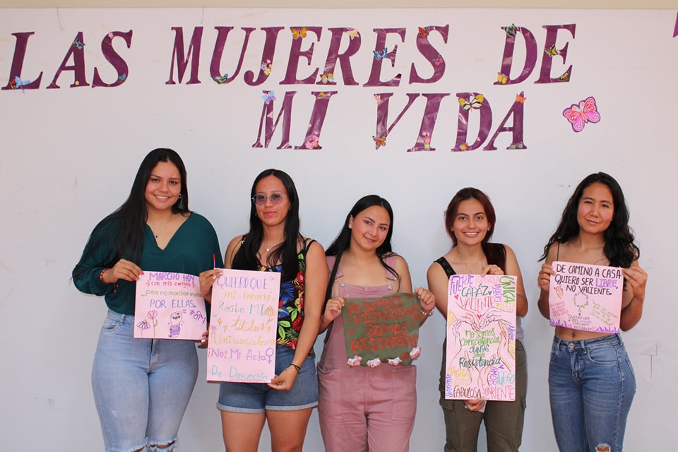 Estudiantes del programa ingeniería forestal con carteles alusivos a la mujer