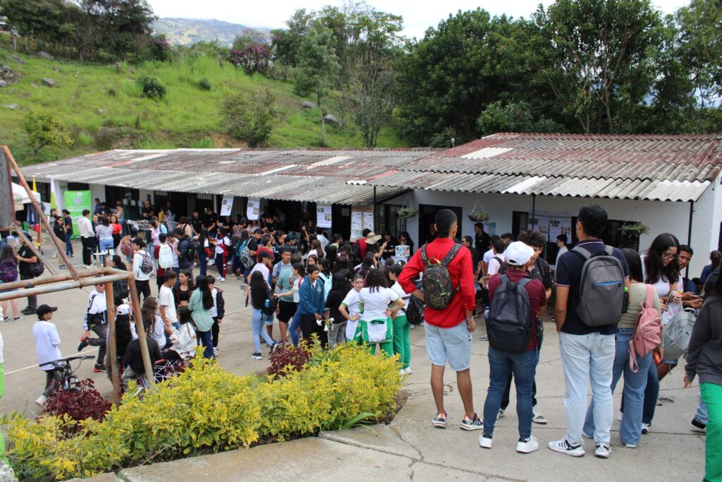 Masiva participación de los estudiantes en el Dia de los Bosques.