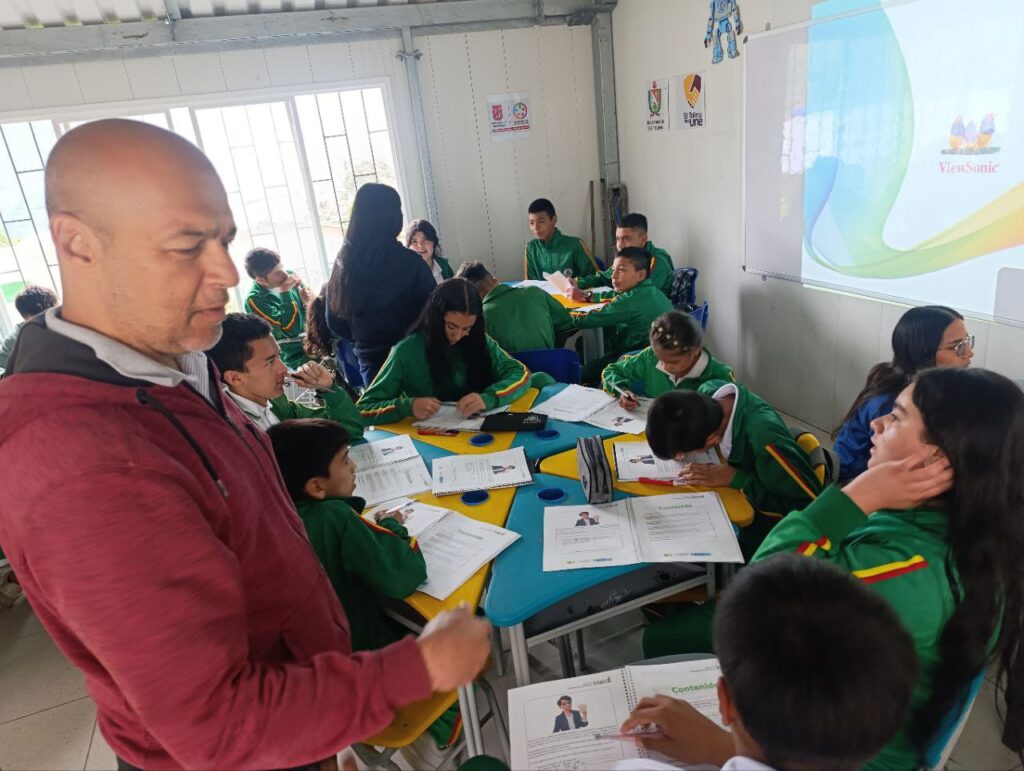 Imagen que muestra a jóvenes de la Institución Educativa Técnica Tapias.