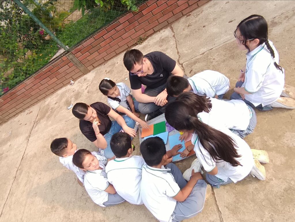 Image of the activity of the students of the Bachelor's program in Mathematics and the STEAM+H seedbed with high school students.