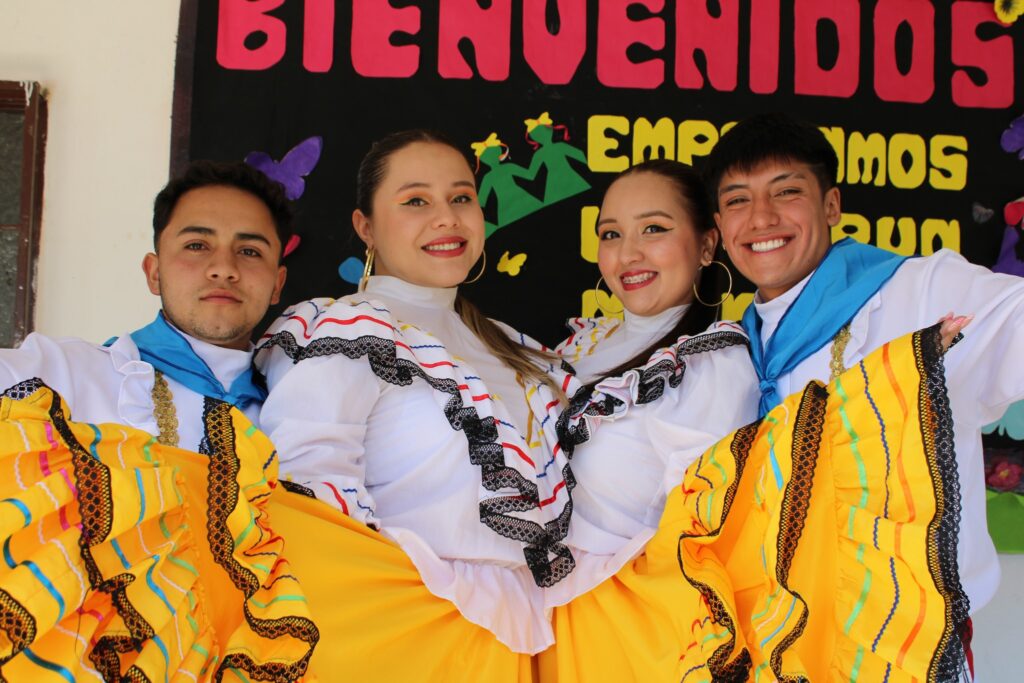 Integrantes grupo de danzas Sede UIS Málaga