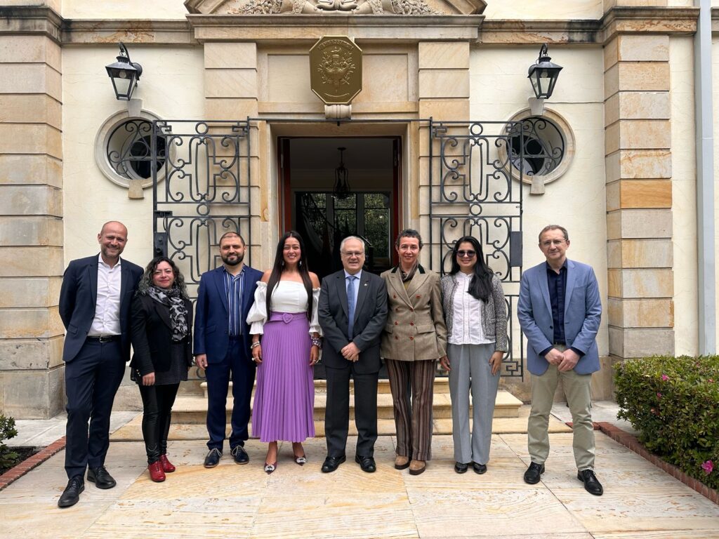 Miembros de la junta directiva de ACOLPROF junto al embajador Fránces