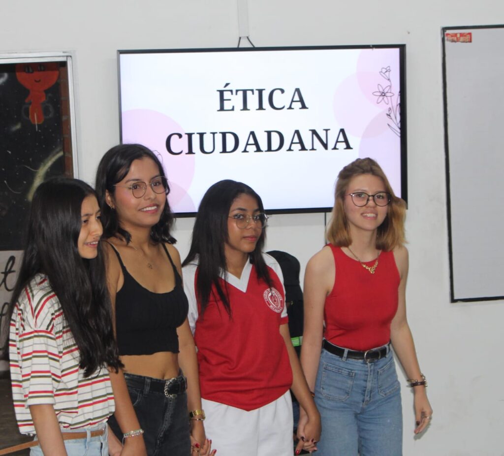 Imagen que muestra a jóvenes de la clase de Ética Ciudadana