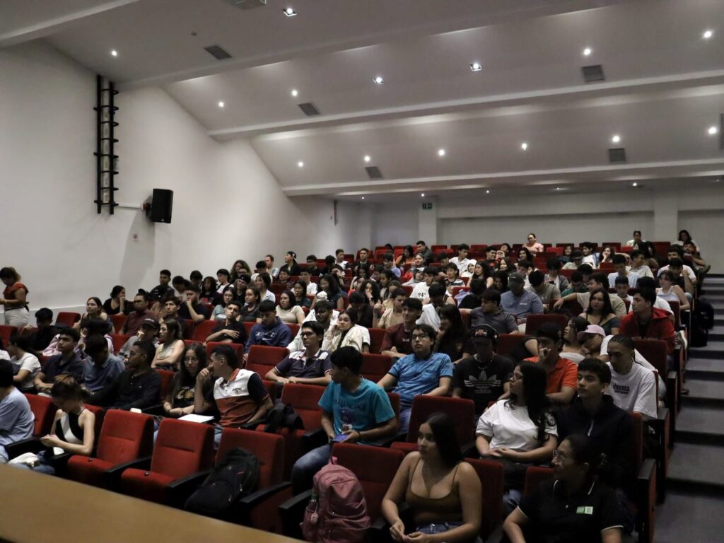 Students from the seven careers of the UIS Barrancabermeja campus in the Aula Maxima Auditorium during the forum.