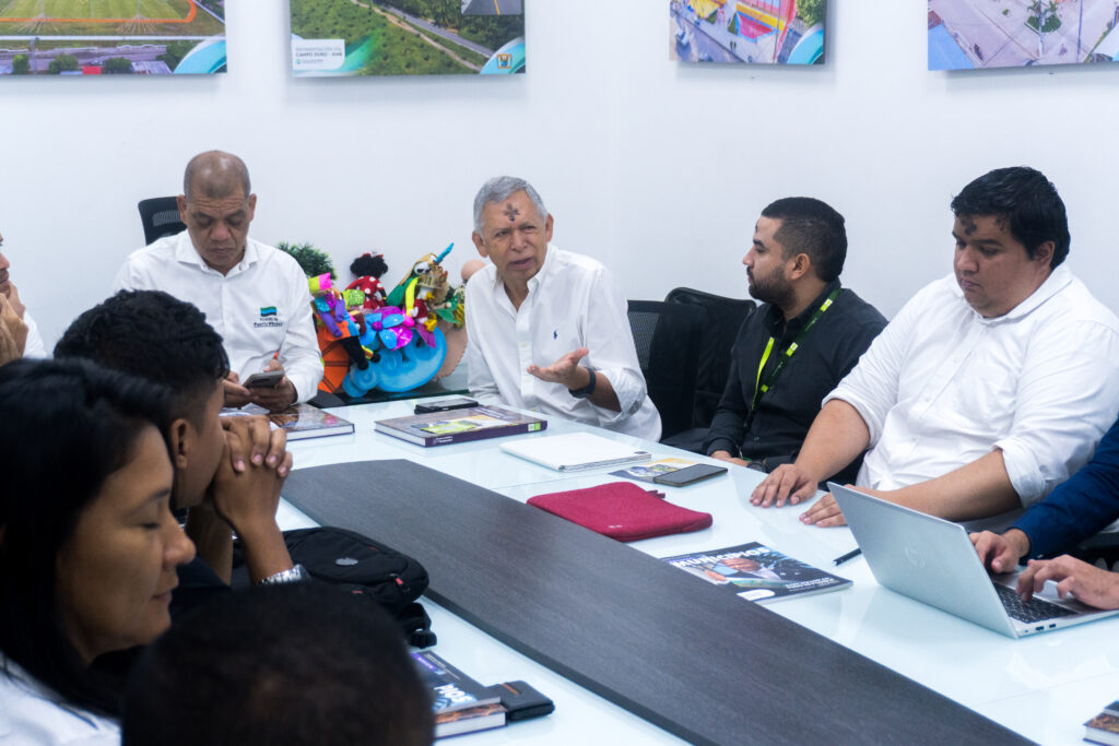 El rector Hernán Porras socializando los diferentes aspectos del programa académico Técnico Profesional en Producción Agropecuaria 