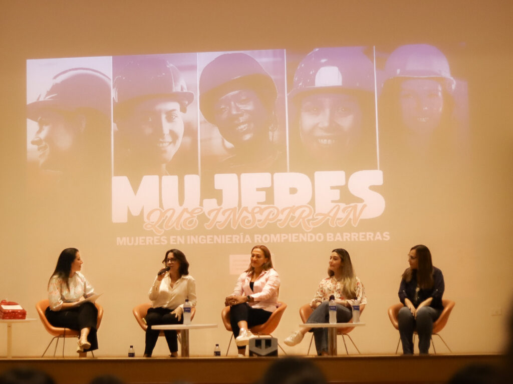 Las invitadas compartiendo sus experiencias profesionales y de vida durante la primera edición de Mujeres que Inspiran.