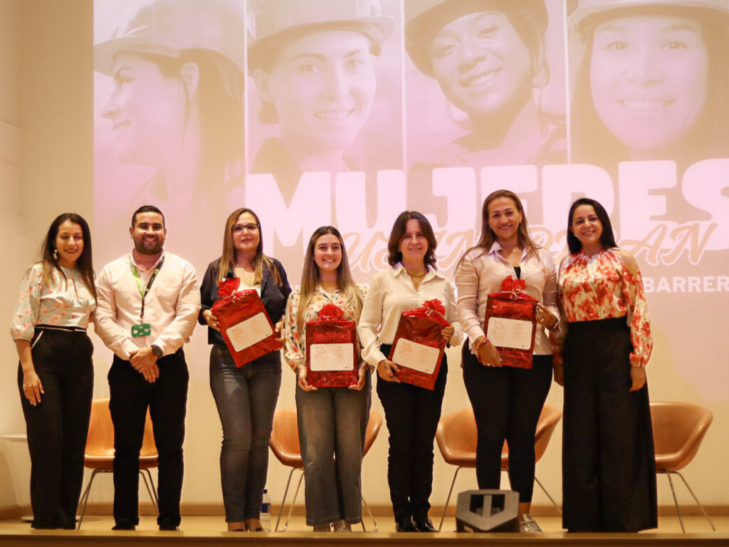 Funcionarios de la Sede UIS Barrancabermeja y las panelistas invitadas al cierre del evento.