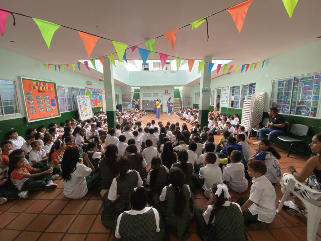 Diana Rico, de Sala Infantil, durante la jornada de lectura en voz alta en la Sede B de la Ciudadela Educativa del Magdalena Medio.