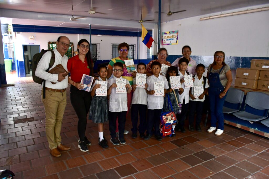 Docentes y estudiantes de la Escuela Sede B del Instituto Técnico Superior de Comercio.