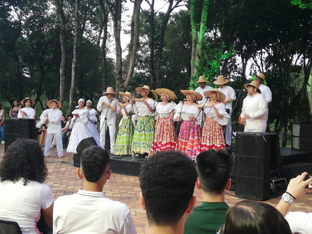 En seguida fueron las presentaciones de Macondo...