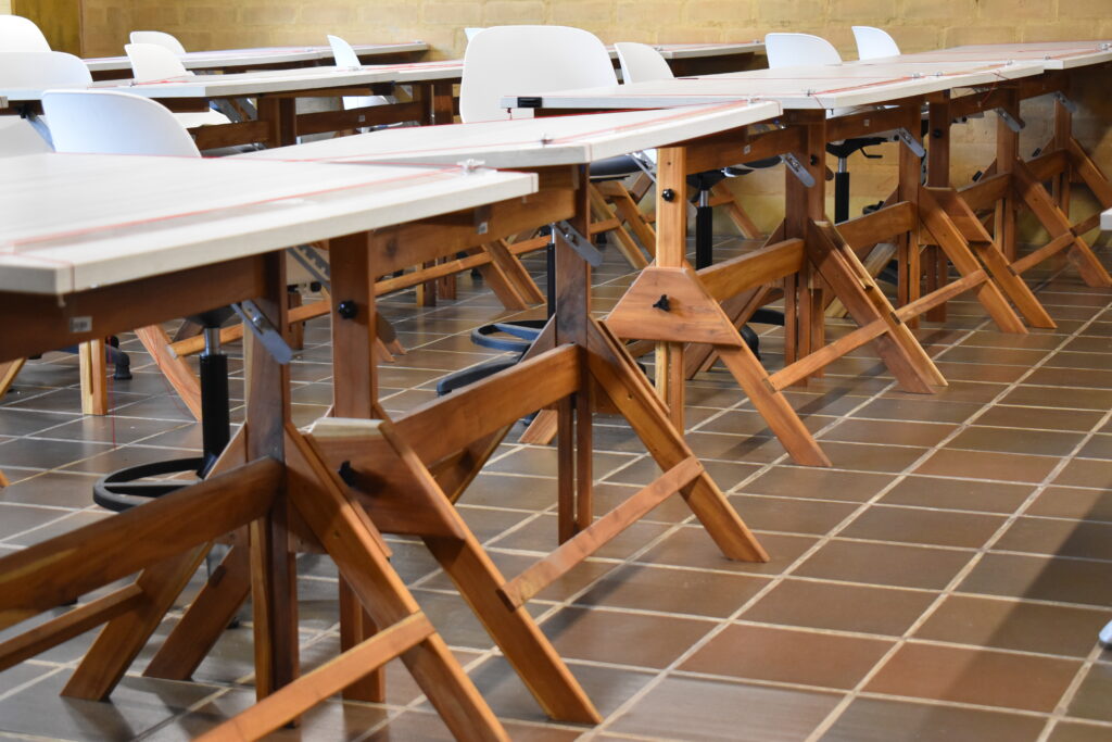 Esta área está equipada con mesas de dibujo técnico donde los estudiantes de Arquitectura e Ingeniería de la Construcción 