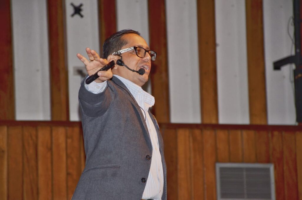 el vicerrector académico durante el evento de Misión Docencia a profesores cátedra.