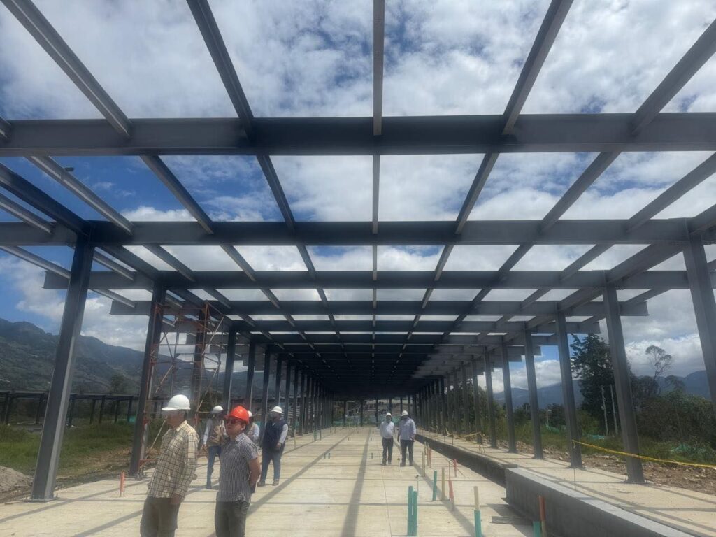 Ingenieros inspeccionando la etapa de estructura metálica y de concreto, la cual está prácticamente terminada.