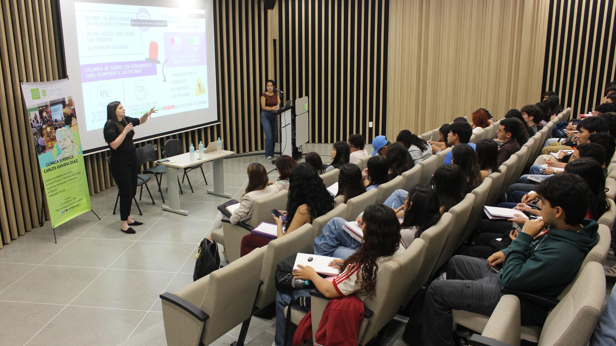 Estudiantes y profesionales del Derecho en el conversatorio sobre violencia vicaria en Colombia 2025