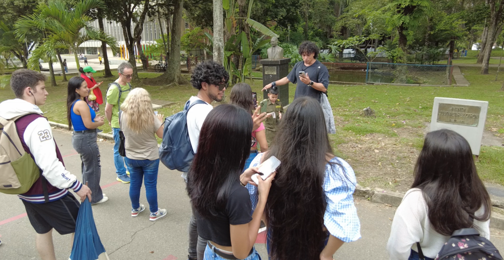 Estudiantes UIS recorriendo bienes patrimonio culturas del campus central 2025. 