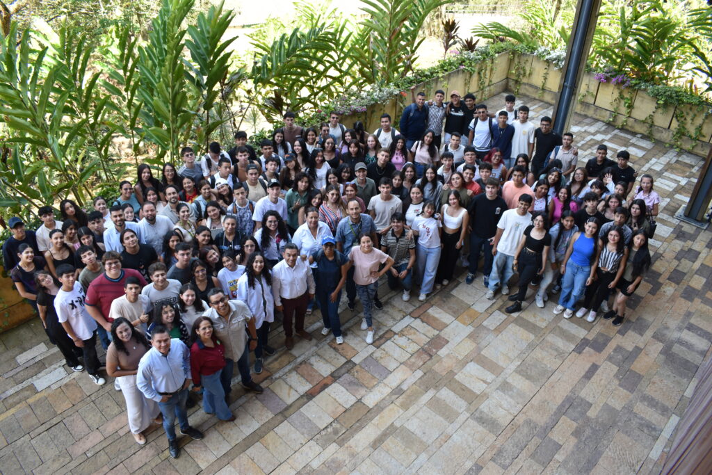 Estudiantes de Turismo junto al coordinador de la Sede Socorro, Julio Alfonso Martínez Molina, compartiendo en un espacio de bienestar.