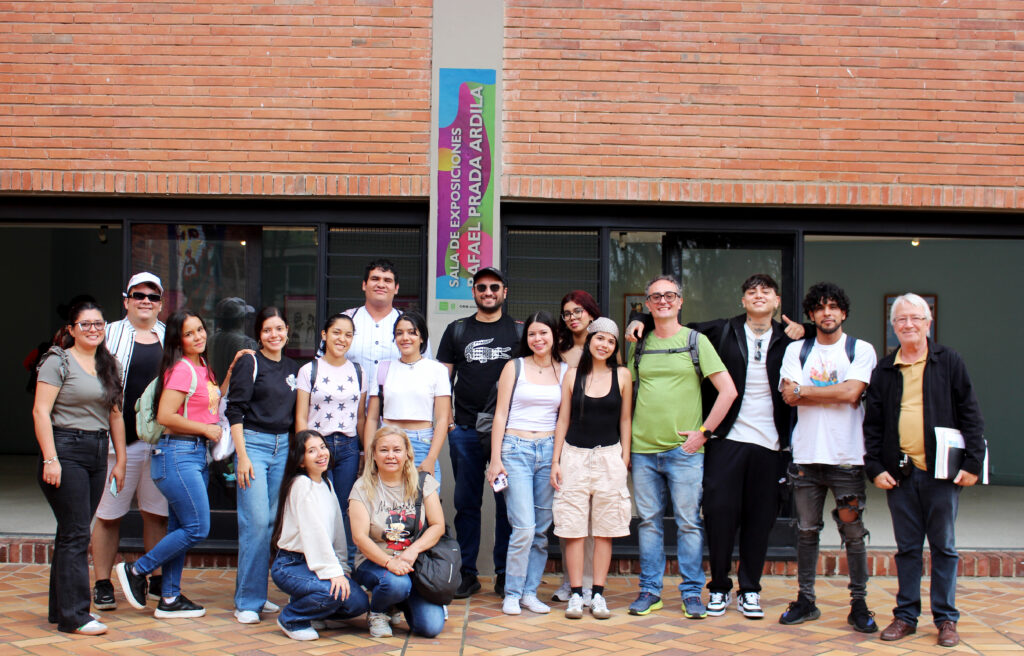 Participantes de la visita a los bienes patrimonio cultural en el campus central de la UIS 2025. 