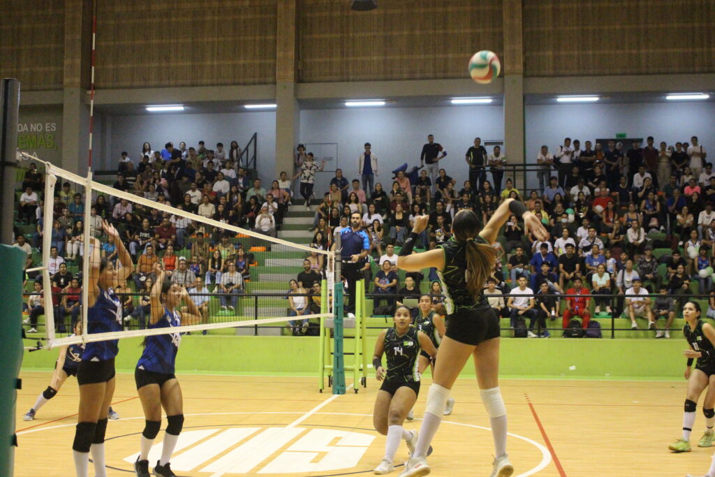 Imagen que muestra una jugada de voleibol en el coliseo UIS