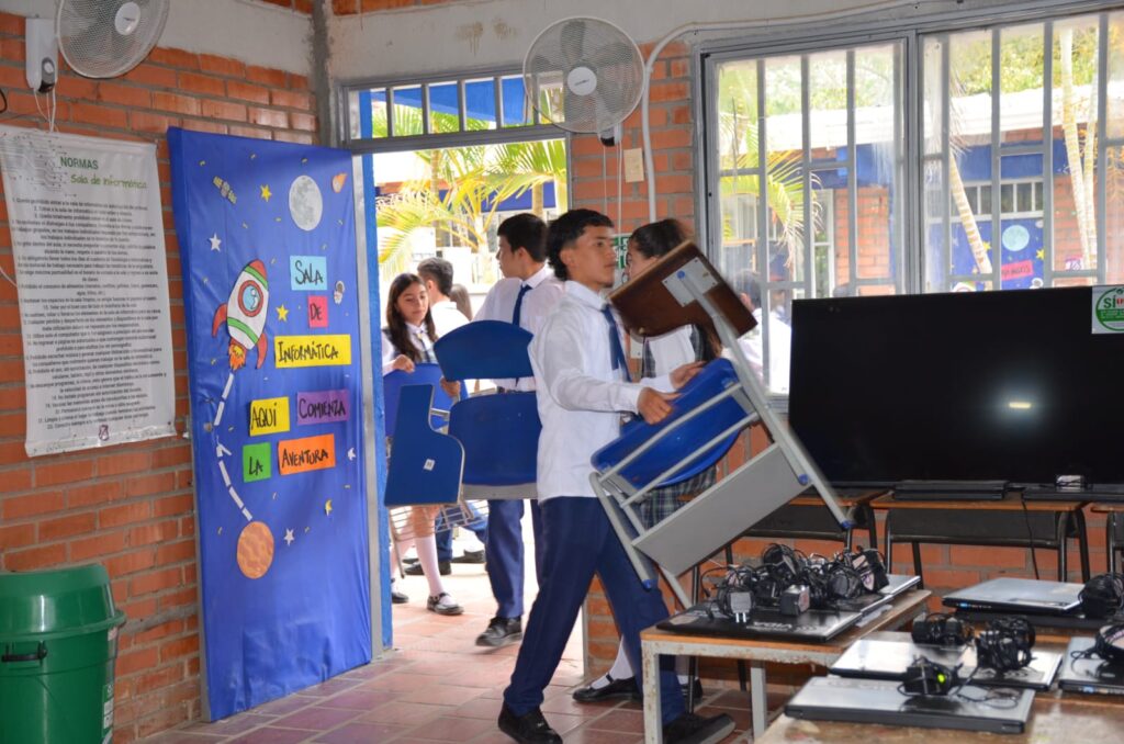 Entrega de donaciones Ocaña pupitres