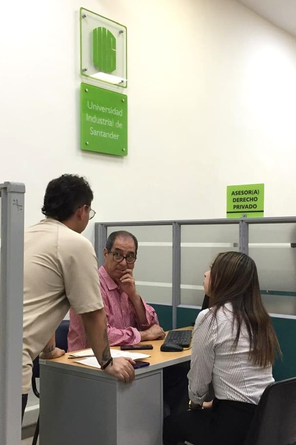 Los profesores asesores de manera permanente orientan a los estudiantes en la labor que realizan.