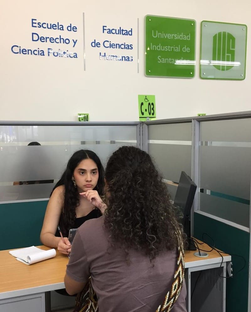 Con un enfoque diferencial, a través de sus líneas transversales el Consultorio Jurídico brinda sus servicios a la población vulnerable