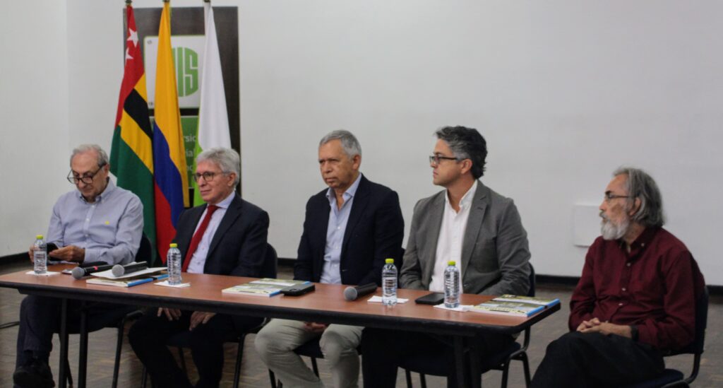 Miembros de la mesa principal en el lanzamiento del nuevo número de la Revista de Santander.