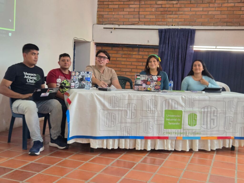 Mesa principal con los candidatos. 