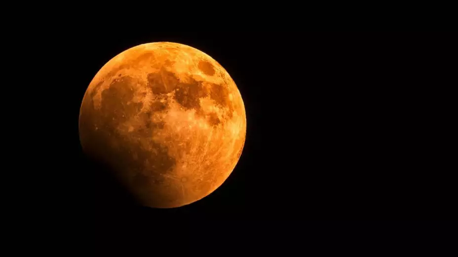 Imagen que registra el eclipse lunar total.