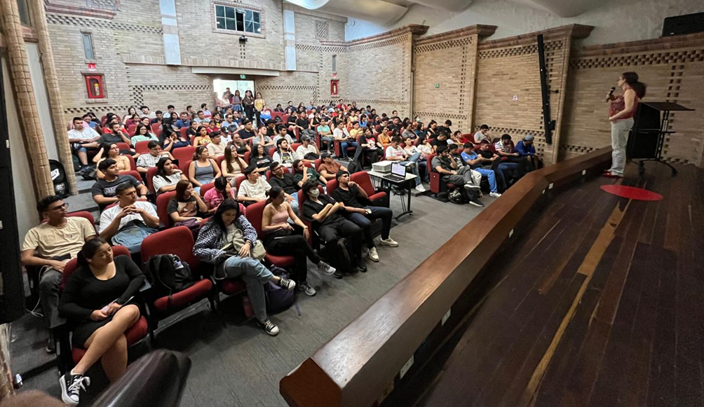 Auditorio con estudiantes asistentes a la Cátedra Salud y Sociedad.