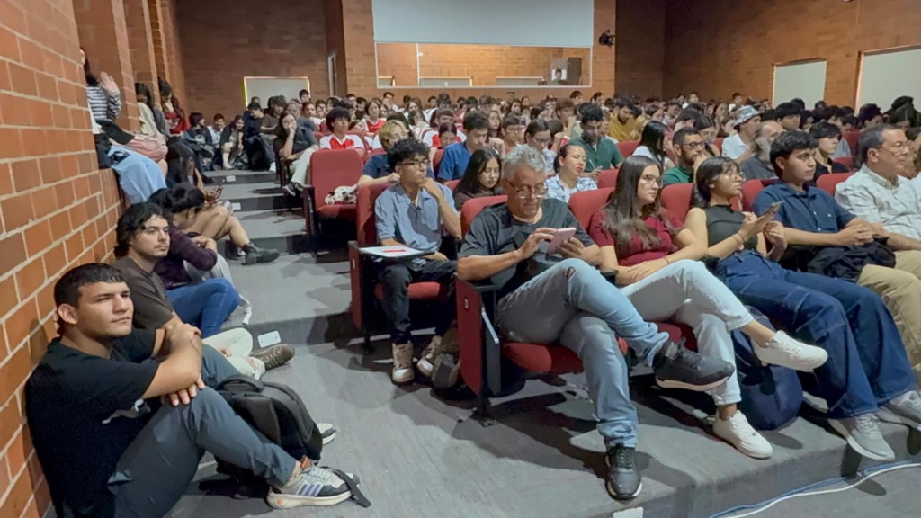 Grupo de asistentes al conversatorio “La Escombrera de Medellín