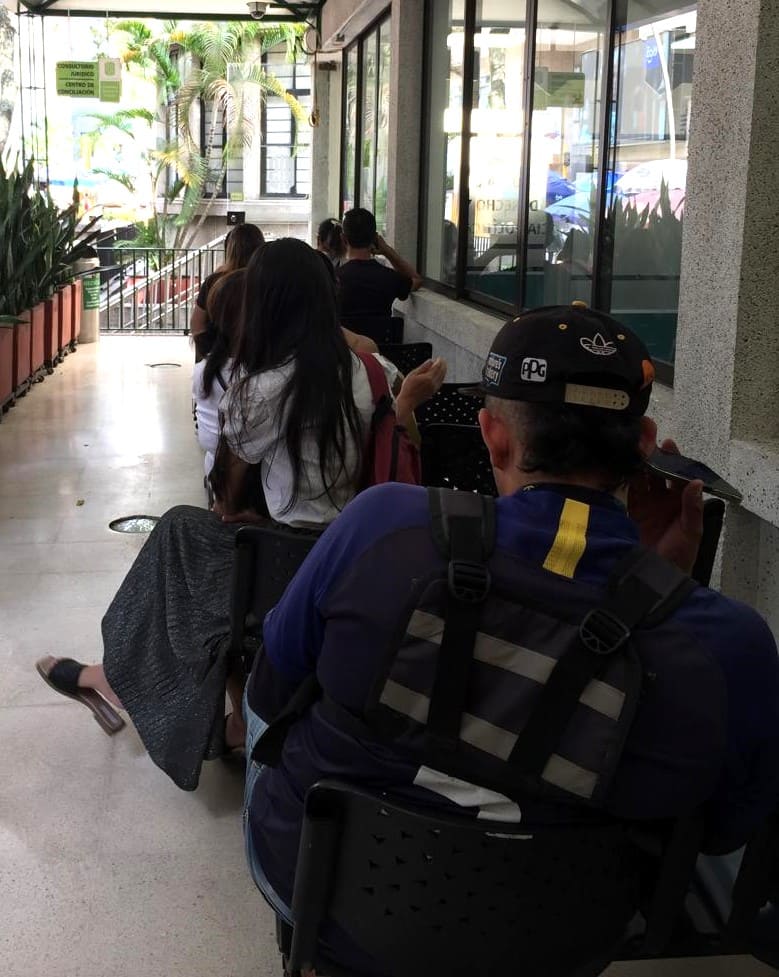 In the waiting room, users await the legal advice provided by the University.