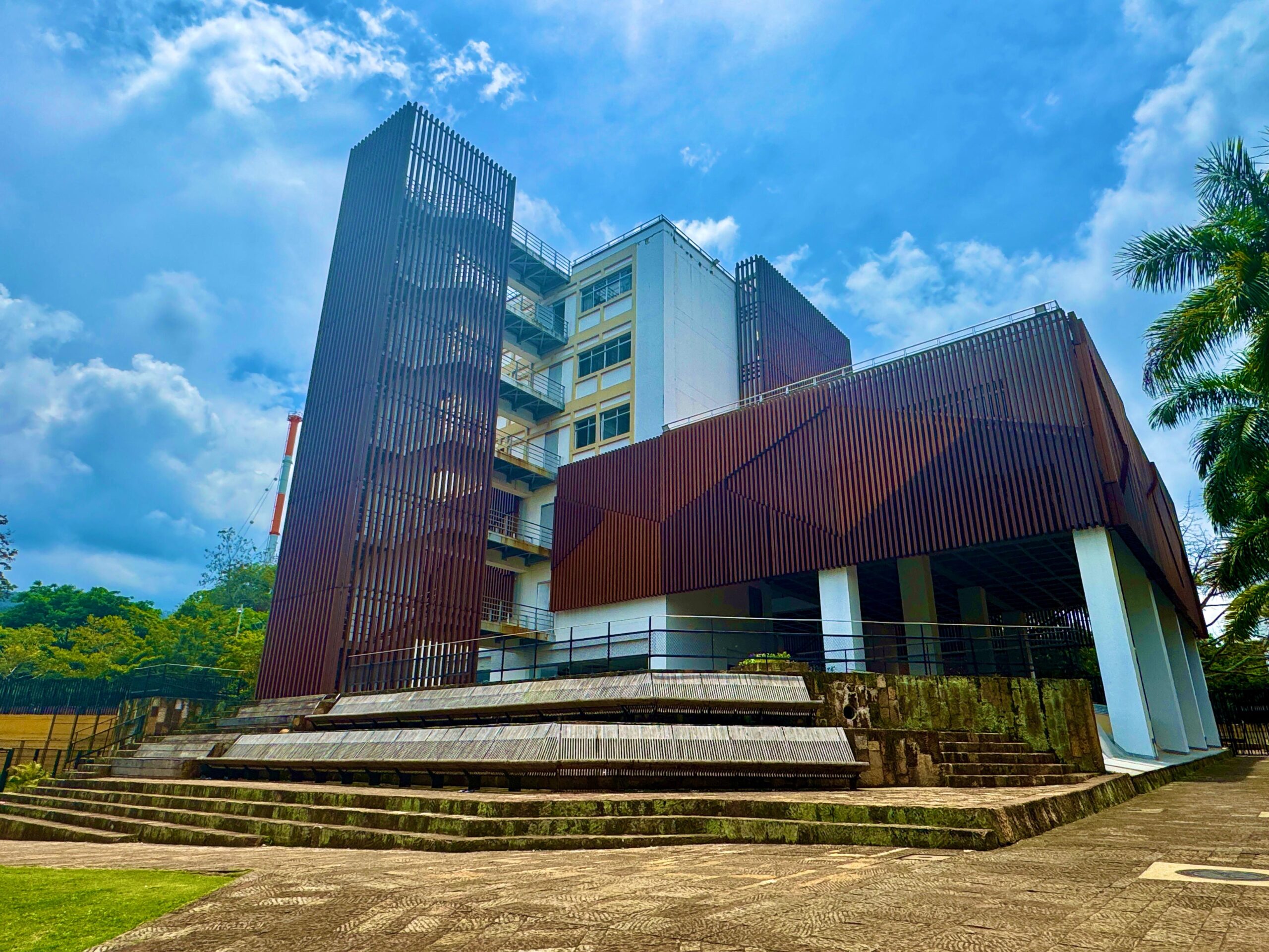 Fachada de edificio de logística de la Universidad