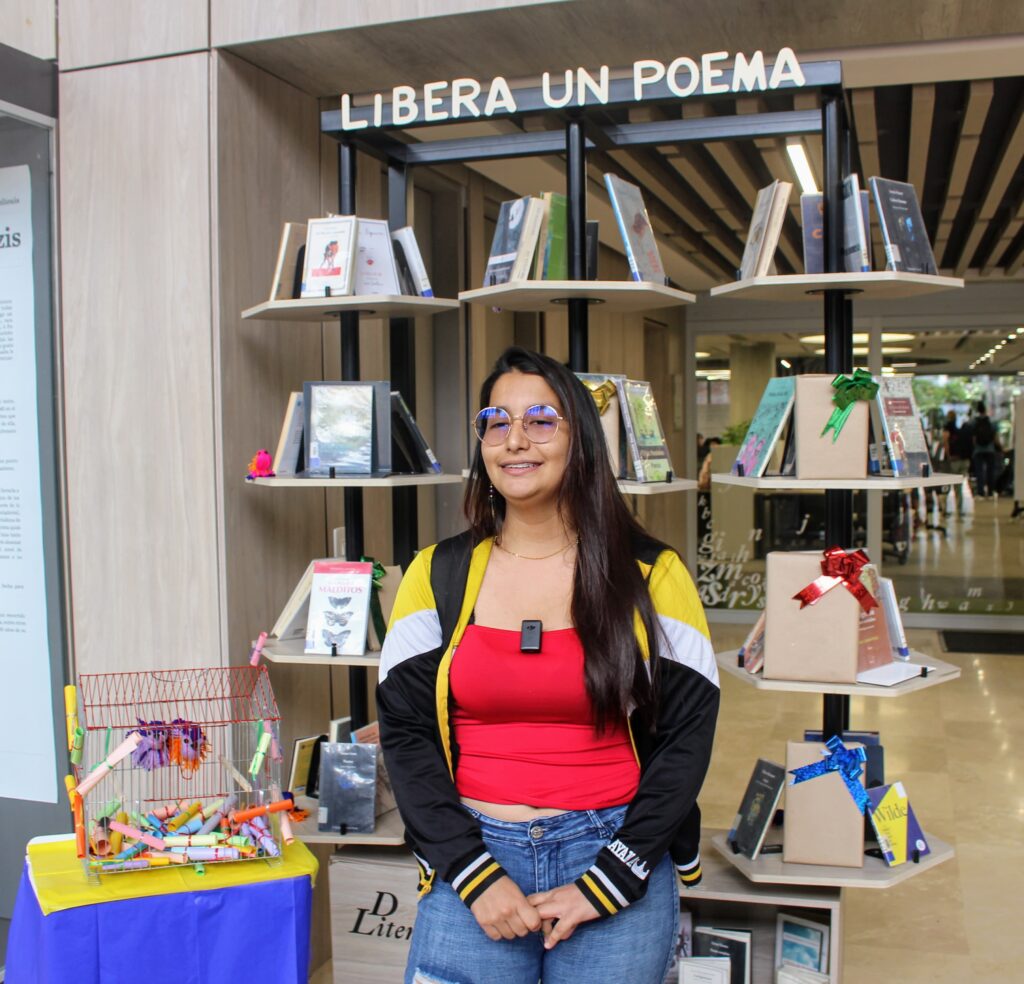 Estudiante UIS recitando un poema.