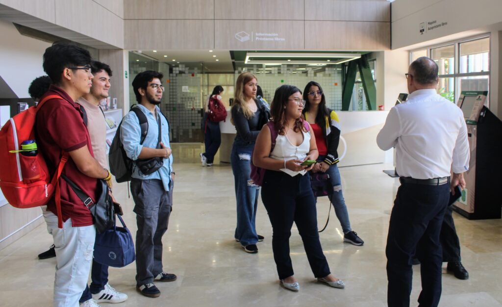 Director de la Biblioteca Central UIS dando instrucciones a los estudiantes participantes.