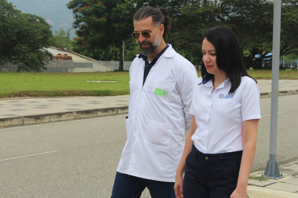 Imagen que muestra a delegada de Quala con Carlos Muvdi