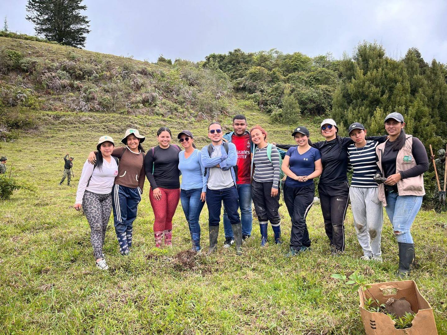 Comitiva de estudiantes ingeniería forestal en actividad de sembratón