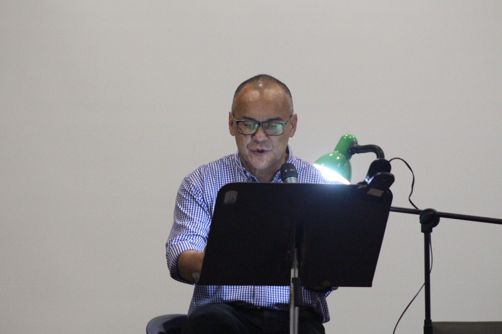 Imagen que muestra a Pedro García Obando leyendo un libro