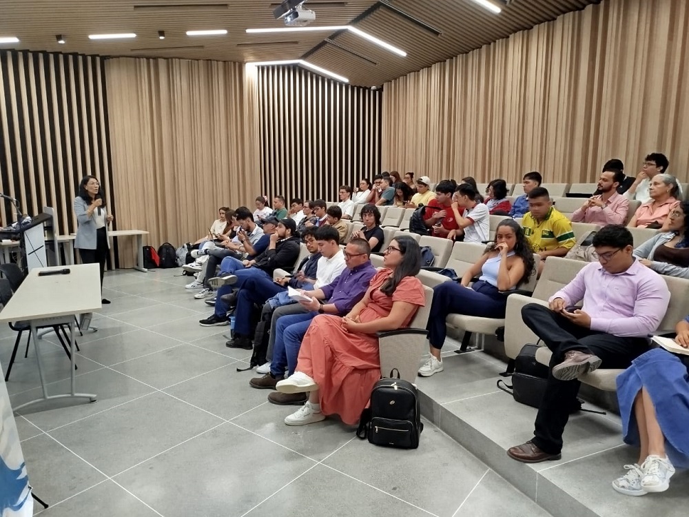 Profesora Nydian Yaneth Contreras durante su exposición sobre justicia restaurativa.