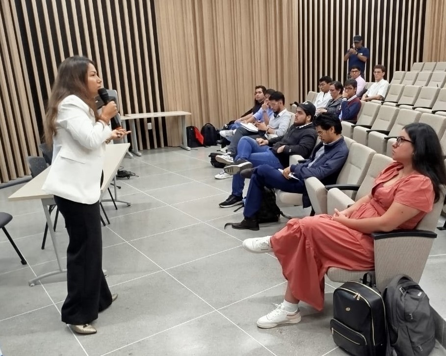 Profesora María Alejandra Castro en la primera conferencia del día miércoles 23 de abril