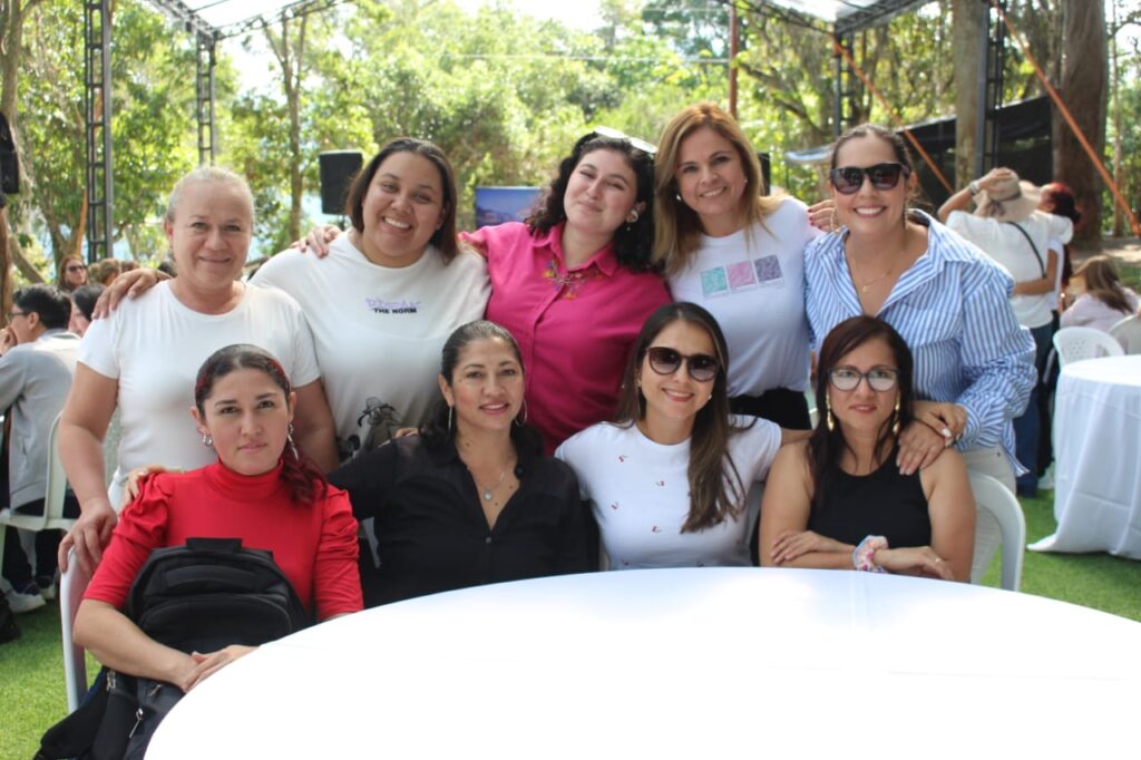 Foto grupal secretarias UIS en su celebración 2025.