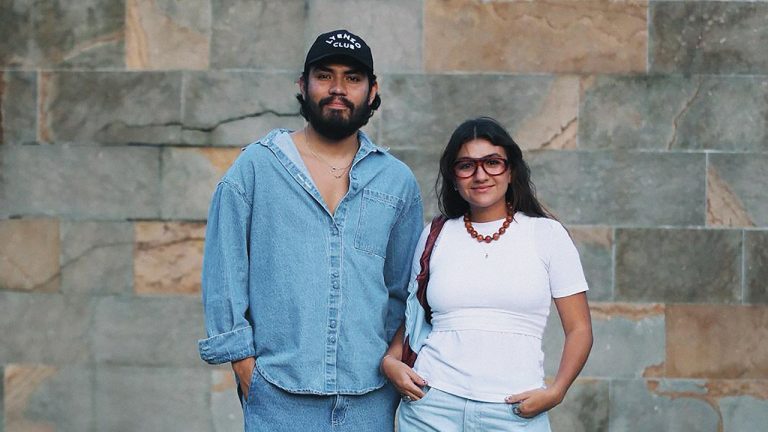 Fotografía de Mayra Gómez, directora creativa de Sixxta, y Lúdwing Serrano, CEO de la marca y egresado de Ingeniería Industrial de la UIS.