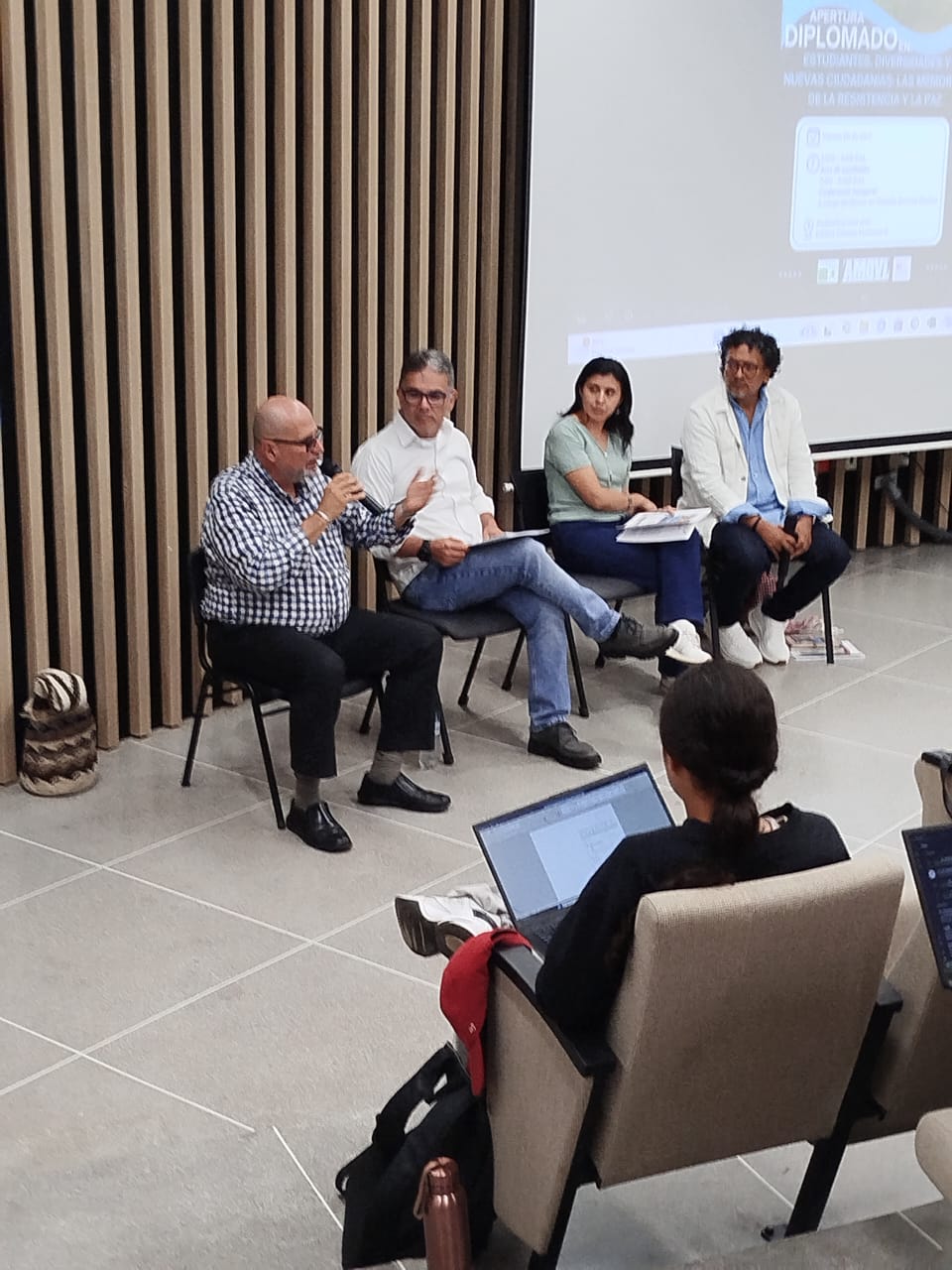 Director Escuela de Derecho en la presentación del diplomado