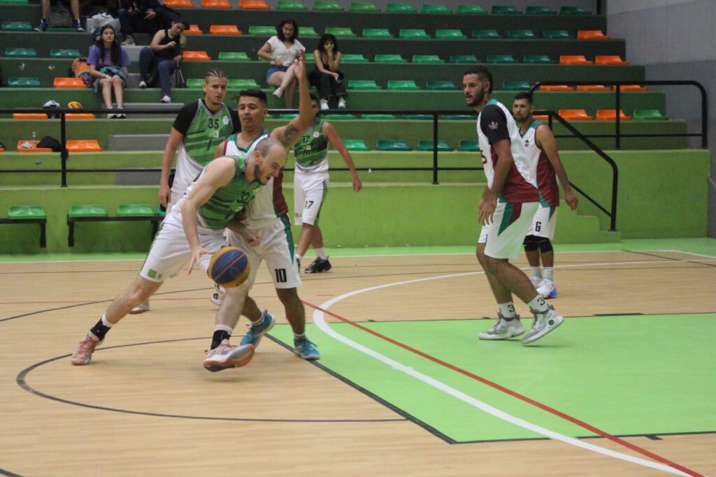 Imagen que muestra una jugada de baloncesto 3x3