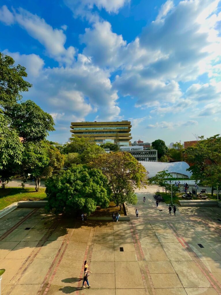 Imagen con el fondo del Edificio Ciencias Humanas II